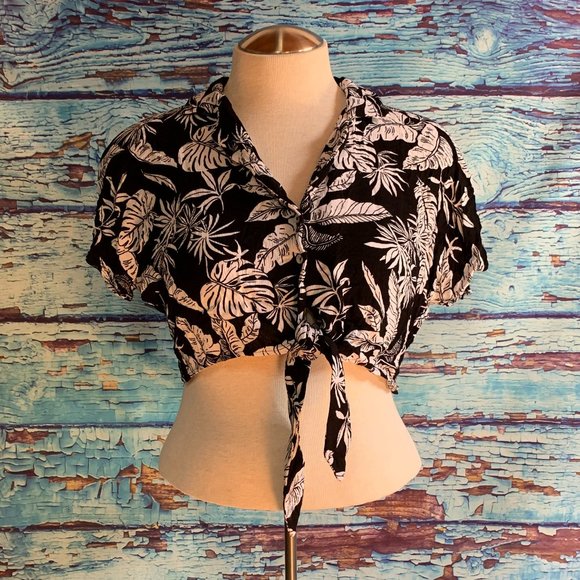 Streetwear Society Cropped Button Up Tie Front Blouse - Picture 1 of 7